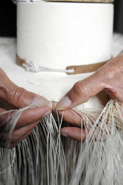 (FILES) - A file picture taken on September 19, 2010 in Pile, shows an Ecuadorean craftsman weaving a "toquilla" straw hat --better known as Panama. Those hats may be declared part of the world cultural heritage by the UN cultural organization UNESCO, which will gather from December 5, 2012 to examine 35 candidates.      AFP PHOTO/Rodrigo Buendia TELETIPOS_CORREO:%%%,CUSTOM,%%%,%%%